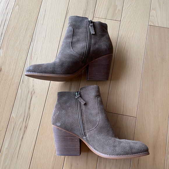 Light brown suede heeled booties by Treasure & Bond - Picture 2 of 5